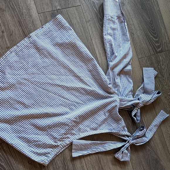 Club Monaco - Picture 4 of 4